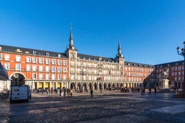 Madrid, İspanya - 22 Ocak 2018: Plaza Mayor Madrid, İspanya kralı Philips III heykeli ile