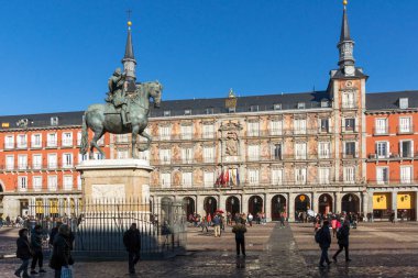 Madrid, İspanya - 22 Ocak 2018: Plaza Mayor Madrid, İspanya kralı Philips III heykeli ile