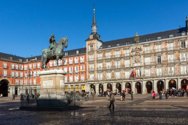 Madrid, İspanya - 22 Ocak 2018: Plaza Mayor Madrid, İspanya kralı Philips III heykeli ile