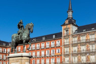 Madrid, İspanya - 22 Ocak 2018: Plaza Mayor Madrid, İspanya kralı Philips III heykeli ile