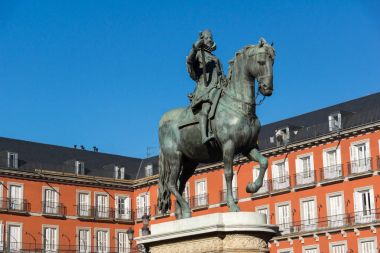 Madrid, İspanya - 22 Ocak 2018: Plaza Mayor Madrid, İspanya kralı Philips III heykeli ile