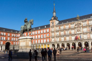 Madrid, İspanya - 22 Ocak 2018: Plaza Mayor Madrid, İspanya kralı Philips III heykeli ile