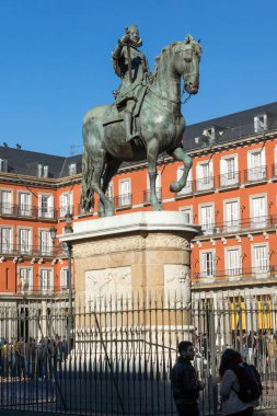 Madrid, İspanya - 22 Ocak 2018: Plaza Mayor Madrid, İspanya kralı Philips III heykeli ile