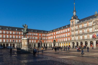 Madrid, İspanya - 22 Ocak 2018: Plaza Mayor Madrid, İspanya kralı Philips III heykeli ile