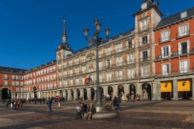 Madrid, İspanya - 22 Ocak 2018: Plaza Mayor Madrid, İspanya kralı Philips III heykeli ile
