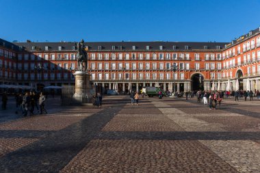Madrid, İspanya - 22 Ocak 2018: Plaza Mayor Madrid, İspanya kralı Philips III heykeli ile
