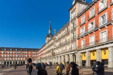 Madrid, İspanya - 22 Ocak 2018: Plaza Mayor Madrid, İspanya kralı Philips III heykeli ile