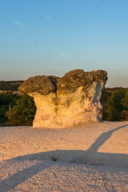 Beli plast Köyü, Kırcaali bölgesi, Bulgaristan yakınındaki taş mantar oluşumu rock