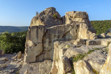 Sunrise görünümünü antik Trakya şehir olan Perperikon, bölge, Bulgaristan