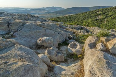 Sunrise görünümünü antik Trakya şehir olan Perperikon, bölge, Bulgaristan