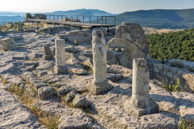 Sunrise görünümünü antik Trakya şehir olan Perperikon, bölge, Bulgaristan