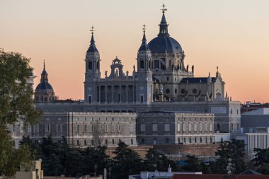 Madrid, İspanya - 21 Ocak 2018: Sunset görünümünü Kraliyet Sarayı ve Almudena Katedrali şehir Madrid, İspanya