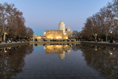 Madrid, İspanya - 21 Ocak 2018: Gün batımı görünümü Debod Tapınağı şehir Madrid, İspanya