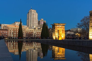 Madrid, İspanya - 21 Ocak 2018: Gün batımı görünümü Debod Tapınağı şehir Madrid, İspanya