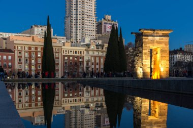 Madrid, İspanya - 21 Ocak 2018: Gün batımı görünümü Debod Tapınağı şehir Madrid, İspanya