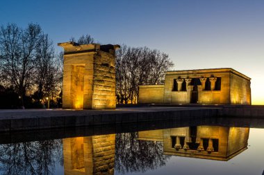 Madrid, İspanya - 21 Ocak 2018: Gün batımı görünümü Debod Tapınağı şehir Madrid, İspanya