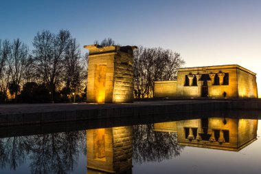 Madrid, İspanya - 21 Ocak 2018: Gün batımı görünümü Debod Tapınağı şehir Madrid, İspanya