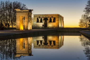 Madrid, İspanya - 21 Ocak 2018: Gün batımı görünümü Debod Tapınağı şehir Madrid, İspanya