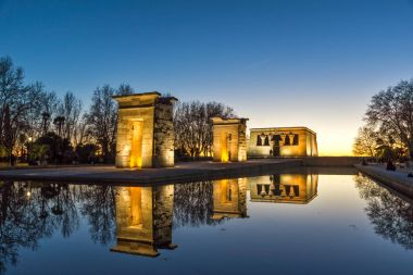 Madrid, İspanya - 21 Ocak 2018: Gün batımı görünümü Debod Tapınağı şehir Madrid, İspanya