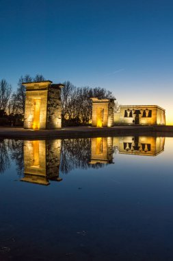 Madrid, İspanya - 21 Ocak 2018: Gün batımı görünümü Debod Tapınağı şehir Madrid, İspanya
