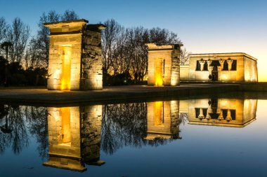 Madrid, İspanya - 21 Ocak 2018: Gün batımı görünümü Debod Tapınağı şehir Madrid, İspanya