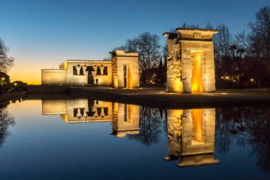 Madrid, İspanya - 21 Ocak 2018: Gün batımı görünümü Debod Tapınağı şehir Madrid, İspanya