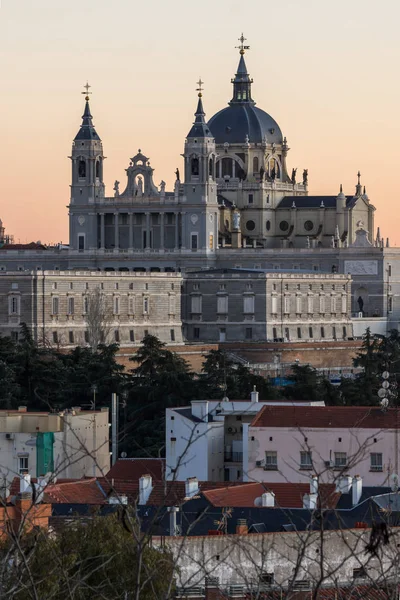 王宮とアルムデナ大聖堂のマドリッド スペインのマドリッド スペイン 2018 サンセットの眺め — ストック写真
