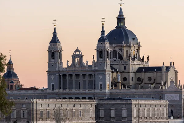 Madrid, İspanya - 21 Ocak 2018: Sunset görünümünü Kraliyet Sarayı ve Almudena Katedrali şehir Madrid, İspanya