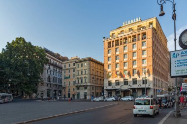 Roma, İtalya - 24 Haziran 2017: Triton çeşme Piazza Barberini Roma, İtalya, gün batımı görünümü