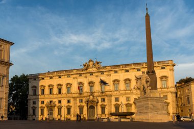 Roma, İtalya - 24 Haziran 2017: Dikilitaş ve Palazzo della Consulta Piazza del Quirinale Roma, İtalya, gün batımı görünümü