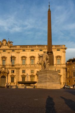 Roma, İtalya - 24 Haziran 2017: Dikilitaş ve Palazzo della Consulta Piazza del Quirinale Roma, İtalya, gün batımı görünümü