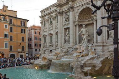Rome, İtalya - 24 Haziran 2017: Gün batımı görünümü Trevi Çeşmesi (Fontana di Trevi) Roma, İtalya ziyaret insanların