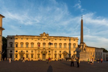 Roma, İtalya - 24 Haziran 2017: Dikilitaş ve Palazzo della Consulta Piazza del Quirinale Roma, İtalya, gün batımı görünümü