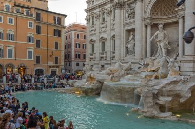 Rome, İtalya - 24 Haziran 2017: Gün batımı görünümü Trevi Çeşmesi (Fontana di Trevi) Roma, İtalya ziyaret insanların