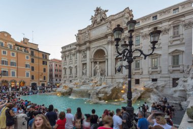 Rome, İtalya - 24 Haziran 2017: Gün batımı görünümü Trevi Çeşmesi (Fontana di Trevi) Roma, İtalya ziyaret insanların