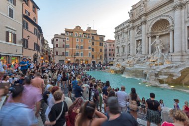 Rome, İtalya - 24 Haziran 2017: Gün batımı görünümü Trevi Çeşmesi (Fontana di Trevi) Roma, İtalya ziyaret insanların