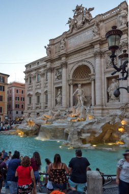 Rome, İtalya - 24 Haziran 2017: Gün batımı görünümü Trevi Çeşmesi (Fontana di Trevi) Roma, İtalya ziyaret insanların