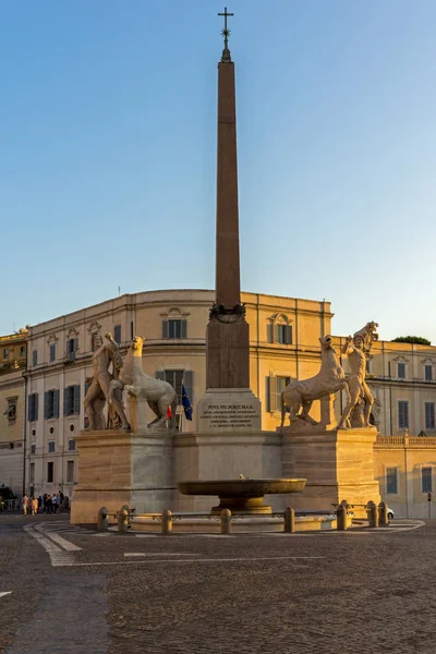 Roma, İtalya - 24 Haziran 2017: Dikilitaş Piazza del Quirinale Roma, İtalya, gün batımı görünümü
