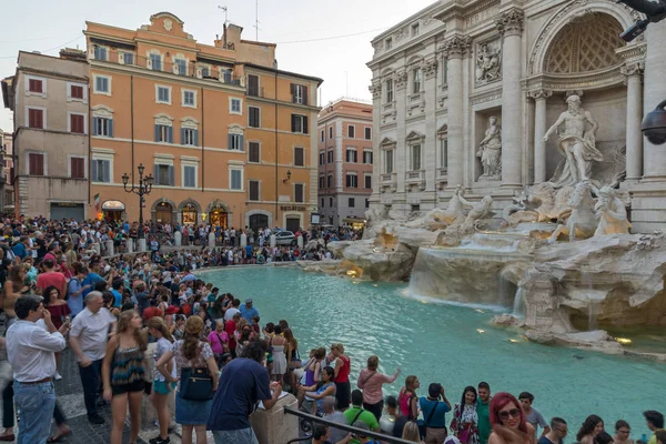 イタリア ローマのトレビの泉 トレヴィ を訪問している人々 のローマ イタリア 2017 サンセットの眺め — ストック写真