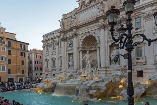 Rom Italien Juni 2017 Sunset View Människor Besöker Trevi Fontänen — Stockfoto