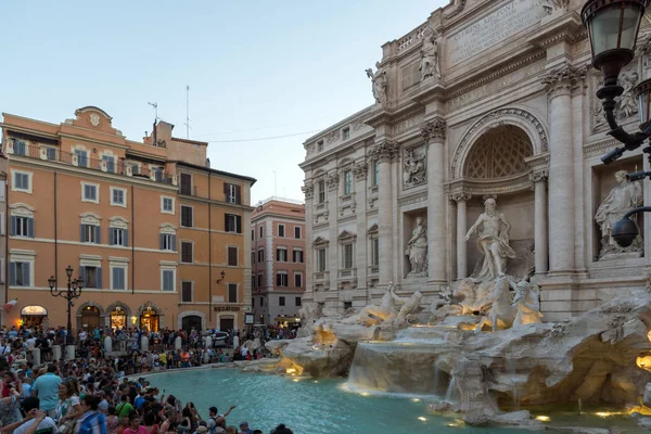 イタリア ローマのトレビの泉 トレヴィ を訪問している人々 のローマ イタリア 2017 サンセットの眺め — ストック写真