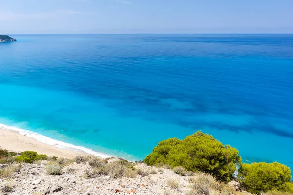 青い海 レフカダ島 イオニア諸島 ギリシャで Kokkinos Vrachos ビーチのパノラマ ビュー — ストック写真