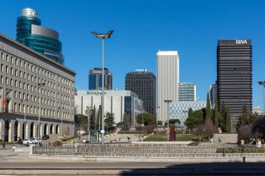 Madrid, İspanya - 21 Ocak 2018: İş binalar Paseo de la Castellana Street City, Madrid, İspanya