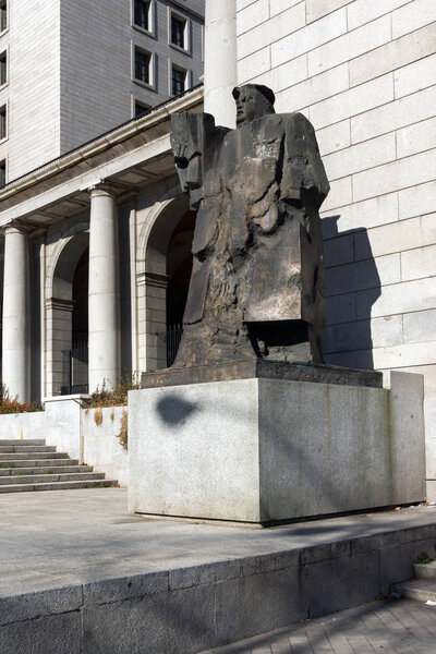 МАДРИД, ИСПАНИЯ - 21 ЯНВАРЯ 2018 года: Деловые здания на улице Пасео-де-ла-Кастеллана в Мадриде, Испания
