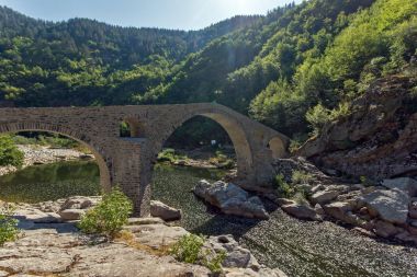 Yansıma Şeytan Köprüsü Arda Nehri ve Rodop dağ, inanılmaz Kırcaali bölgesi, Bulgaristan