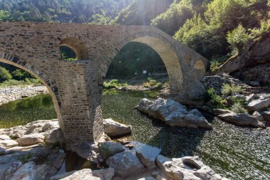 Yansıma Şeytan Köprüsü Arda Nehri ve Rodop dağ, inanılmaz Kırcaali bölgesi, Bulgaristan