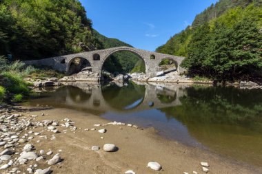 Yansıma Şeytan Köprüsü Arda Nehri ve Rodop dağ, inanılmaz Kırcaali bölgesi, Bulgaristan