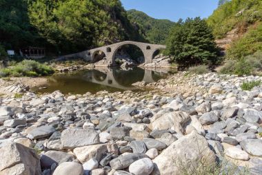 Yansıma Şeytan Köprüsü Arda Nehri ve Rodop dağ, inanılmaz Kırcaali bölgesi, Bulgaristan