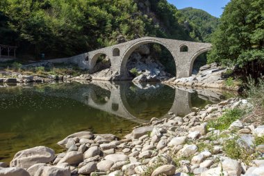 Yansıma Şeytan Köprüsü Arda Nehri ve Rodop dağ, inanılmaz Kırcaali bölgesi, Bulgaristan