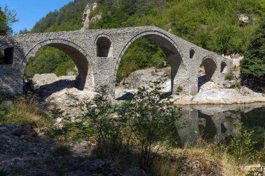 Yansıma Şeytan Köprüsü Arda Nehri ve Rodop dağ, inanılmaz Kırcaali bölgesi, Bulgaristan